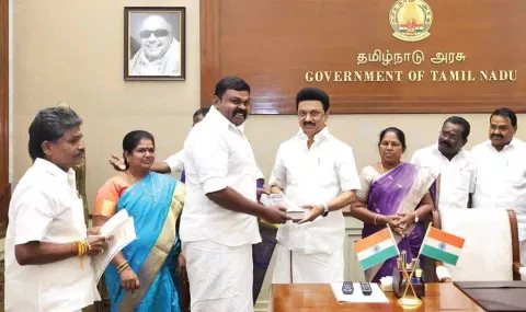 தியாகி இம்மானுவேல் சேகரனுக்கு சிலையுடன் கூடிய மணி மண்டபம் அமைக்க உத்தரவிட்ட முதல்-அமைச்சர் மு.க.ஸ்டாலினை  ராஜா எம்.எல்.ஏ.,  நேரில் சந்தித்து நன்றி தெரித்த போது எடுத்தபடம். அருகில் சண்முகையா எம்.எல்.ஏ. உள்ளார்.