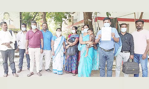 மனு கொடுக்க குடும்பத்தினருடன் வந்திருந்த ராணுவ வீரர்கள்.