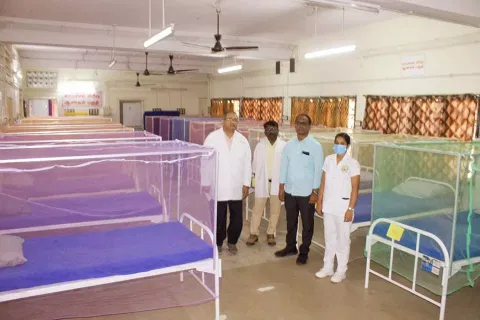 காய்ச்சலால் பாதிக்கப்பட்டவர்களுக்கு சிகிச்சை அளிப்பதற்காக 120 படுக்கைகளுடன் அமைக்கப்பட்டுள்ள தனி வார்டை படத்தில் காணலாம்.