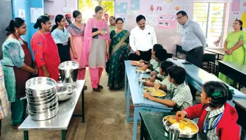 சேலம் மாவட்ட கண்காணிப்பு அலுவலர் சங்கர் இன்று சேலம் கொண்டப்பநாயக்கன்பட்டி ஊராட்சி ஒன்றிய தொடக்கப்பள்ளியில்  முதல்-அமைச்சரின் காலை உணவுத் திட்டத்தின் கீழ் குழந்தைகளுக்கு உணவு வழங்கப்படுவதை திடீர் ஆய்வு மேற்கொண்டார். அருகில் கலெக்டர் கார்மேகம் மற்றும் அதிகாரிகள் உள்ளனர்.