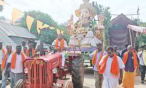 விநாயகர் சிலைகள் ஊர்வலத்தை சபாநாயகர் ஏம்பலம் செல்வம் தொடங்கி வைத்து டிராக்டர் ஓட்டி சென்ற காட்சி.
