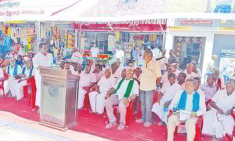 மயிலாடுதுறை காவிரி படுகை பாதுகாப்பு இயக்கம் சார்பில் தொடர் முழக்க போராட்டம் நடந்தது.
