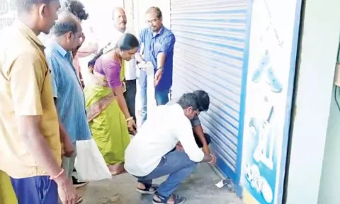 வாடகை செலுத்தாத கடைகளுக்கு அதிகாரிகள் பூட்டி சீல் வைத்தனர்.