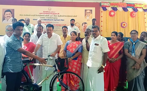 அரசு பள்ளி மாணவர்களுக்கு இலவச சைக்கிள்