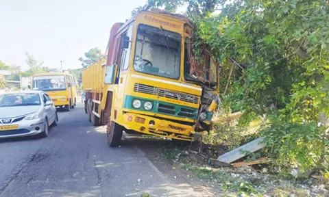 மின்கம்பத்தில் மோதிய லாரி.