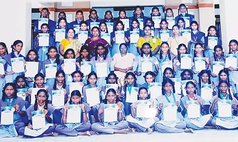 சாதனை படைத்த கும்பகோணம் புனித வளனார் பெண்கள் மேல்நிலைப்பள்ளி மாணவிகள்.&nbsp;