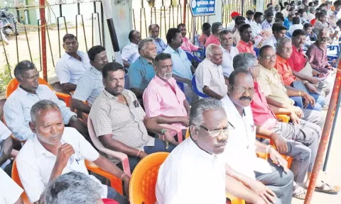 மின்வாரிய ஊழியர்கள் தர்ணா போராட்டத்தில் ஈடுபட்டனர்.