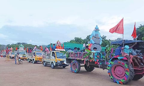 விநாயகர் சிலைகள் ஊர்வலமாக கொண்டு செல்லப்பட்டக் காட்சி.&nbsp;