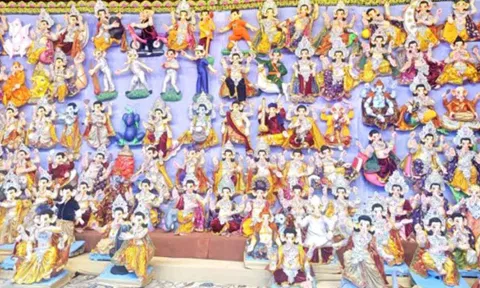 இந்தூர் பந்தலில் 108 வடிவங்களில் விநாயகர் சிலைகள்