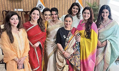 புதிய பாராளுமன்றத்தை பார்க்க வந்த குஷ்பு, தமன்னா: மகளிர் இடஒதுக்கீடு மசோதாவுக்கு பாராட்டு