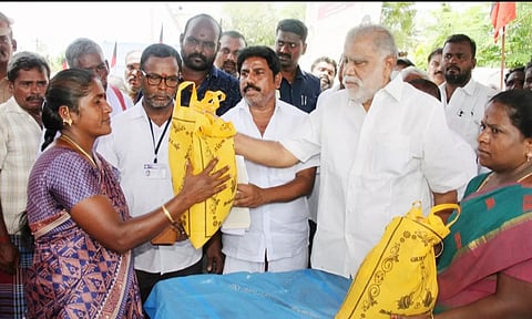 வக்கம்பட்டியில் ரேசன்கடையை அமைச்சர் இ.பெரியசாமி திறந்து வைத்தார்.