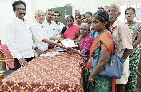 அரசாணை வெளியிடப்பட்ட  நிலங்களை சம்பந்தப்பட்ட உரிமையாளரிடம் ஒப்படைப்பு