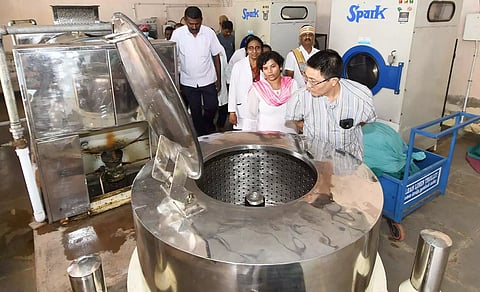 சிவகங்கை மருத்துவ கல்லூரி மருத்துவமனை சலவை எந்திரங்களை மாவட்ட கண்காணிப்பு அலுவலர் லால்வேனா ஆய்வு செய்தார். அருகில் கலெக்டர் ஆஷா அஜீத் உள்ளார்.