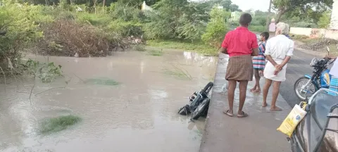 பாலத்தின் கீழ் மோட்டார் சைக்கிள் கிடப்பதை படத்தில் காணலாம்.