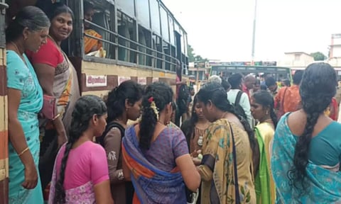 இரணியல் அருகே ஓடும் பஸ்சில் குழந்தையின் கை செயின் திருட்டு