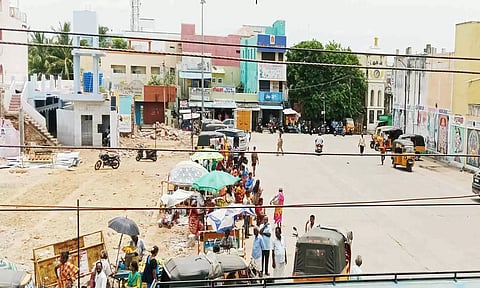 பஸ்நிலையத்தை விரிவுபடுத்தும் பணி நடந்து வரும் காட்சி.
