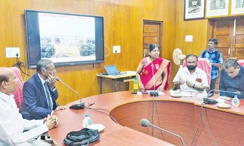 தஞ்சை தமிழ் பல்கலைக்கழகத்தில் துணை கலெக்டர்களுக்கு பயிற்சி முகாம் நடந்தது.