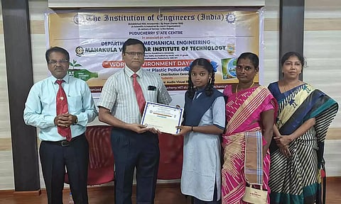 &nbsp; ஓவியப் போட்டியில் வெற்றி பெற்ற மாணவர்களுக்கு பரிசு வழங்கிய காட்சி.