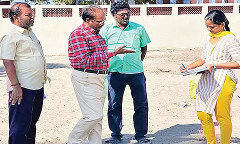 மாவட்ட அறநிலையத்துறை இணை ஆணையர் அன்புமணி நேரில் ஆய்வு செய்த காட்சி.