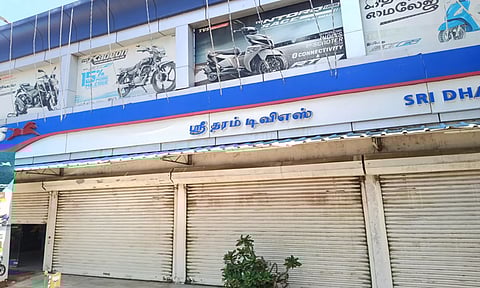 பணம் திருடுபோன தனியார் மோட்டார் சைக்கிள் ஷோரூமை படத்தில் காணலாம்.