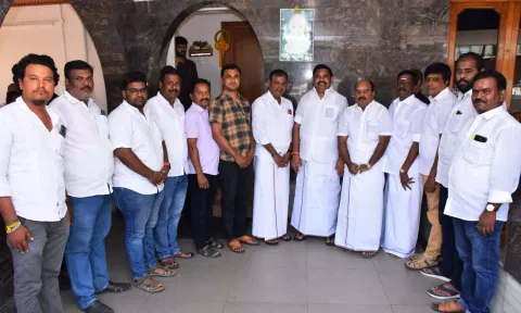 மாற்றுக்கட்சியினர் அ.தி.மு.க.வில் இணைந்த காட்சி.&nbsp;