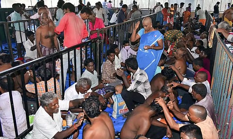 கடலூர் திருவந்திபுரம் தேவநாதசாமி பெருமாள் கோவிலில் மொட்டை அடிக்கும் பக்தர்களை படத்தில் காணலாம்.