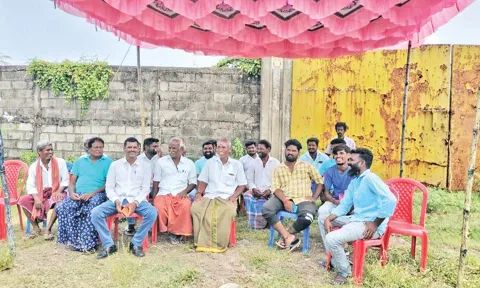 சோழவரம் அருகே மழைநீர் கால்வாய் ஆக்கிரமிப்பை அகற்றக்கோரி பொதுமக்கள் போராட்டம்