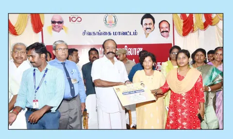 வங்கி கடன் அனுமதியை பயனாளிகளுக்கு அமைச்சர் பெரியகருப்பன் வழங்கினார். அருகில் கலெக்டர் ஆஷாஅஜித் மற்றும் பலர் உள்ளனர்.