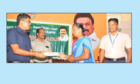 கரும்பு விவசாயிகளுக்கு பயிர்கடன் ஆணையை கலெக்டர் விஷ்ணு சந்திரன் வழங்கினார்.
