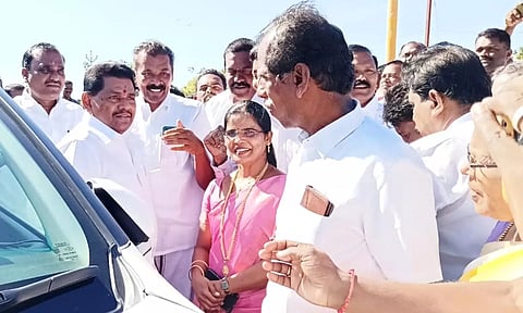 அமைச்சர் அனிதா ராதாகிருஷ்ணனை தென்காசி தெற்கு மாவட்ட தி.மு.க. பொறுப்பாளர் ஜெயபாலன் தலைமையில் நிர்வாகிகள் வரவேற்றனர்.