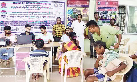 உபகரணங்கள் வழங்க தேர்வு முகாம் நடைபெற்றது.
