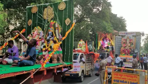 விநாயகர் சிலைகள் ஊர்வலம் நடந்தபோது எடுத்தபடம்.