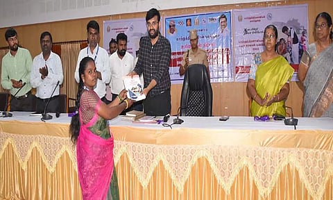 பயிற்சி மற்றும் தகவல் கையேடுகளை கலெக்டர் அருண் தம்புராஜ் வெளியிட்ட காட்சி.