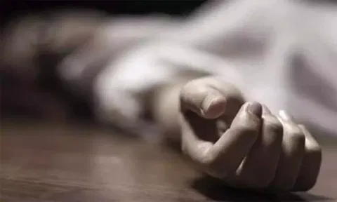 பஸ்களுக்கு இடையில் சிக்கி தொழிலாளி சாவு