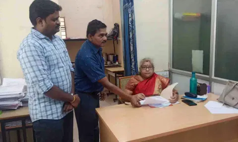 தமிழ் வளர்ச்சித் துறை உதவி இயக்குனர் கோப்புகளை ஆய்வு செய்த போது எடுத்த படம்.