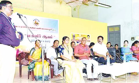 கருத்தரங்கில் மருத்துவ கல்லூரி முதல்வர் பாலாஜிநாதன் பேசினார்.
