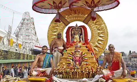 திருப்பதியில் ஏழுமலையான் தங்க தேரில் 4 மாட வீதிகளில் உலா