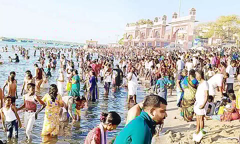 ராமேசுவரத்தில் குவிந்த பக்தர்கள்: அக்னி தீர்த்த கடலில் புனித நீராடினர்