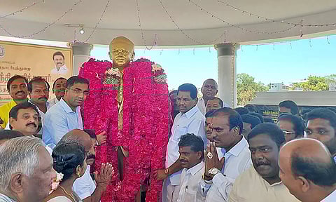 டாக்டர் பா.சிவந்தி ஆதித்தனார் சிலைக்கு அரசு சார்பில் மாலை அணிவிப்பு- அமைச்சர் அனிதா ராதாகிருஷ்ணன் மரியாதை