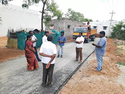 சாலைபோடும் பணிகளை நகராட்சி தலைவர் ஆய்வு