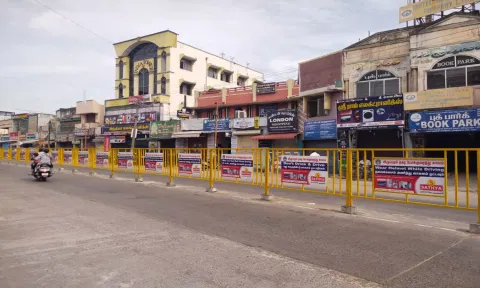 விழுப்புரம் - புதுவை சாலையில் சிக்னல் அருகே ரிப்லெக்ஸ் இரும்பு தடுப்புகள் அமைக்கப்பட்டுள்ளதை படத்தில் காணலாம்.