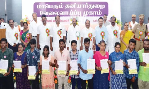 தனியார் துறை வேலைவாய்ப்பு முகாமில் தேர்வு செய்யப்பட்ட இளைஞர்களுக்கு அமைச்சர்கள்  எ.வ.வேலு,  சி.வெ.கணேசன் ஆகியோர் பணி நியமன ஆணையினை வழங்கினர்.
