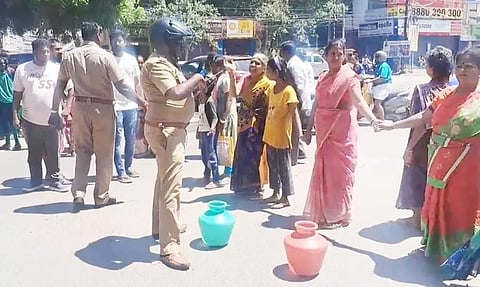 மதுரையில் குடிநீர் கேட்டு காலி குடங்களுடன் பெண்கள் சாலை மறியல்