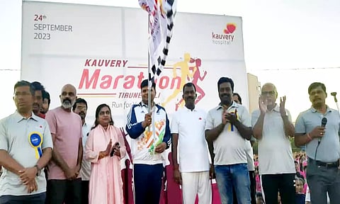 மாரத்தான் போட்டியை கலெக்டர் கார்த்திகேயன் கொடியசைத்து தொடங்கி வைத்த போது எடுத்தபடம்.