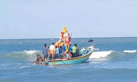 விநாயகர் சிலைகளை கரைக்க படகு மூலம் எடுத்து சென்றனர்.&nbsp;