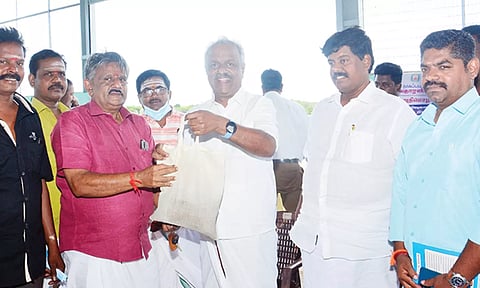 குப்பையில் இருந்து தயாரிக்கப்பட்ட உரம் வர்த்தகர்களுக்கு வழங்கப்பட்டது.