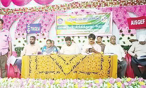 சீர்காழியில் தமிழ்நாடு அரசு ஊழியர் சங்கத்தின் மாவட்ட பேரவை கூட்டம் நடந்தது.