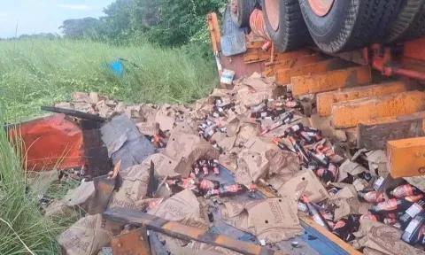 மதுராந்தகம் அருகே லாரி கவிழ்ந்ததில் பீர் பாட்டில்கள் உடைந்து ஆறாக ஓடியது- போலீசார் பாதுகாப்பு