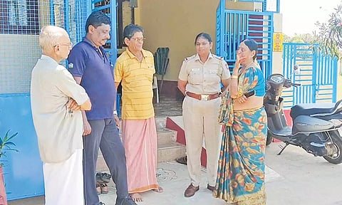 கொள்ளை நடந்த வீட்டில் விசாரணை மேற்கொண்டு வரும் போலீசார்.