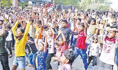 நிகழ்ச்சியில் உற்சாகத்துடன் நடனமாடிய குழந்தைகள்.